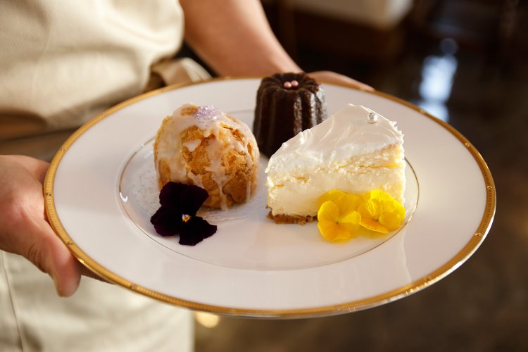 定番のNYチーズケーキ660円、カヌレ330円のほか、本日のケーキ440円も用意。