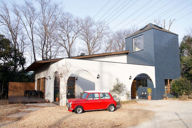 赤いミニが目印。オーナー自ら設計したカフェは邸宅のよう。広いテラス席も人気だ。