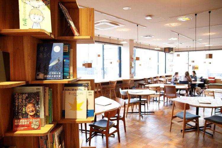 1階は光差し込むカフェ空間。２階では音楽会、ワークショップ、写真展などを催す。