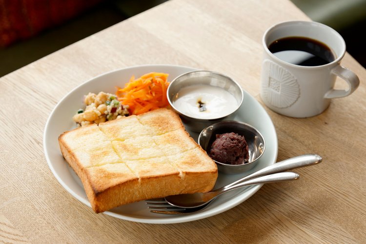 モーニングセットは11時まで。選べるパン＆サラダのプレートのバタートースト500円に手作りあんこ100円を。深煎りブレンド落ち葉はセットで300円。