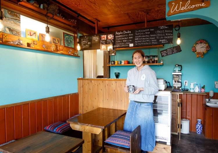 陽菜さんが手に持つ義妹作のマグカップはシーズナルドリンク時に供される。