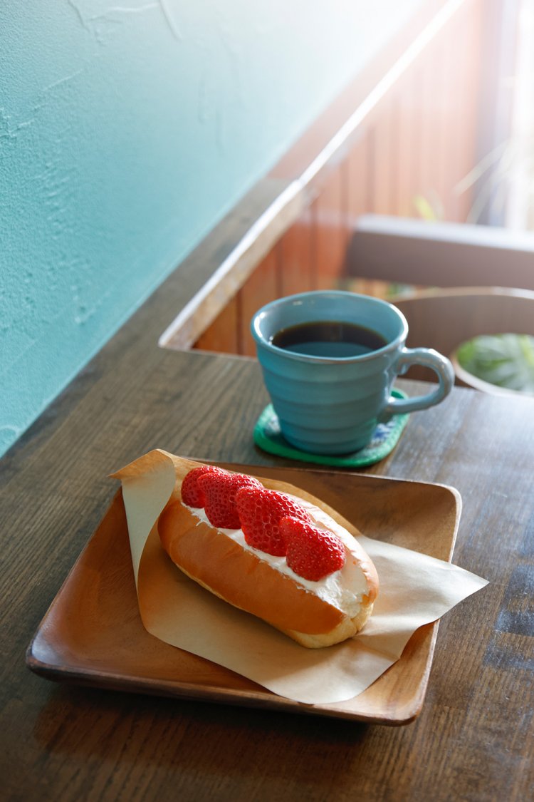 博多あまおうのフルーツサンド520円は「高級果物店品質、東久留米価格の『後藤フルーツ』さんから仕入れています」。自家焙煎コーヒーのハンドドリップ450円。