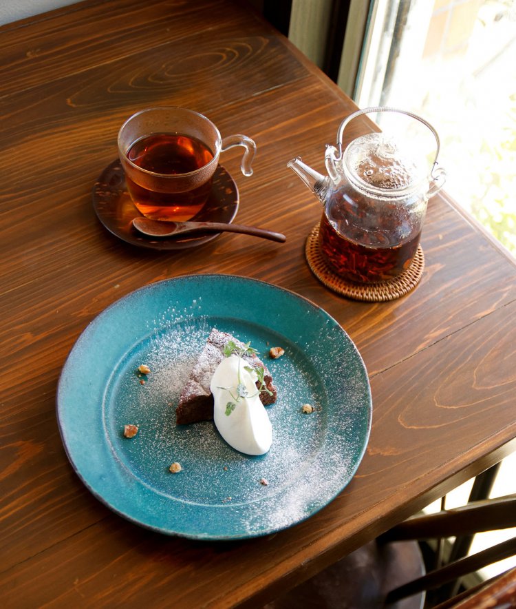 定番のガトー・ショコラ520円は希少なクリオロ系カカオ100％を使用した贅沢味。東大和『木下園』製の東京紅茶500円。セットで100円引き。