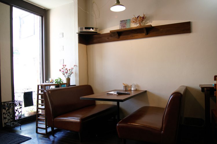 自ら設計し、壁を手塗りし、和洋家具で設えた空間。