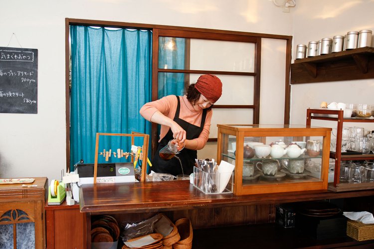 「和みのお茶の時間を」と話す松田さん。旬の果実を取り入れた気まぐれおやつも用意。