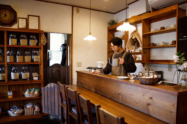 毎日14時頃まで焙煎し、ハンドドリップする鈴木さん。豆の販売、テイクアウト可。