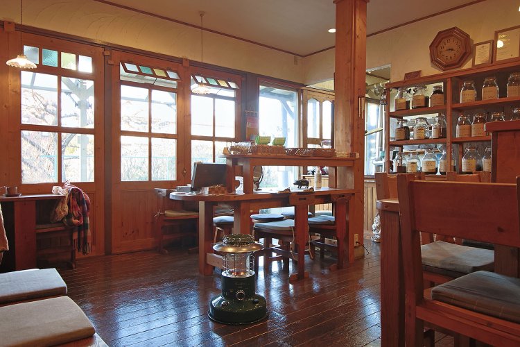 「ツツジに始まり、アジサイ、ヒガンバナと、季節の彩りは見飽きません」。テラス席あり。