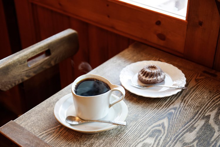 まったりしたコクがあり、後味すっきりのマイルドブレンド460円、お供に『リアント』の焼き菓子220円を。