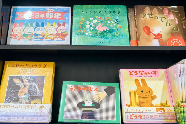 児童書コーナーでは、季節にちなんだフェアを開催。