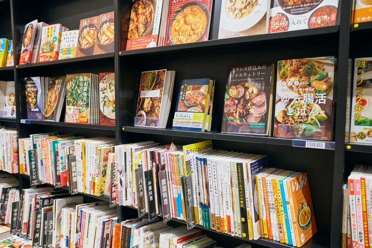 国、調理法、料理研究家など、細かく分類された料理書コーナー。