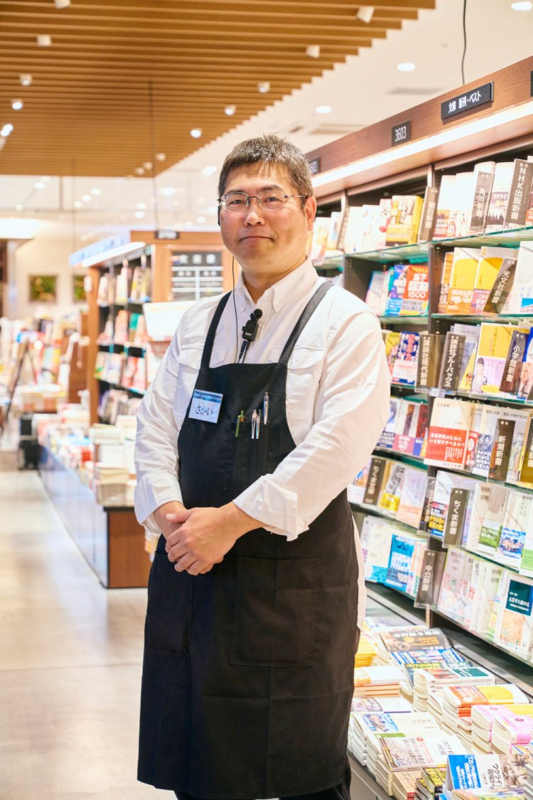 店長の坂井 聡さん。「所沢や東久留米など西武線沿線が舞台。地名に隠された謎を解く民俗学ミステリーです」