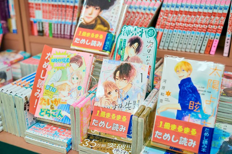 漫画コーナーは「試読ナンバーワン」を標榜。1巻だけ読んで帰るわけにはいかない。