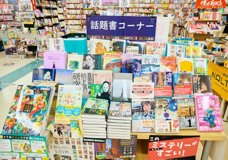 話題書コーナーは、各担当スタッフが売りたい本が並ぶ。