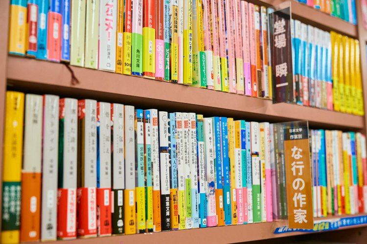 文庫は出版社ごとではなく著者名順に並ぶ。ひいきの作家の本を揃えたい。