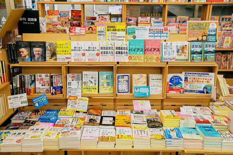 入り口の平台には、ビジネス、自己啓発関連の本が並ぶ。