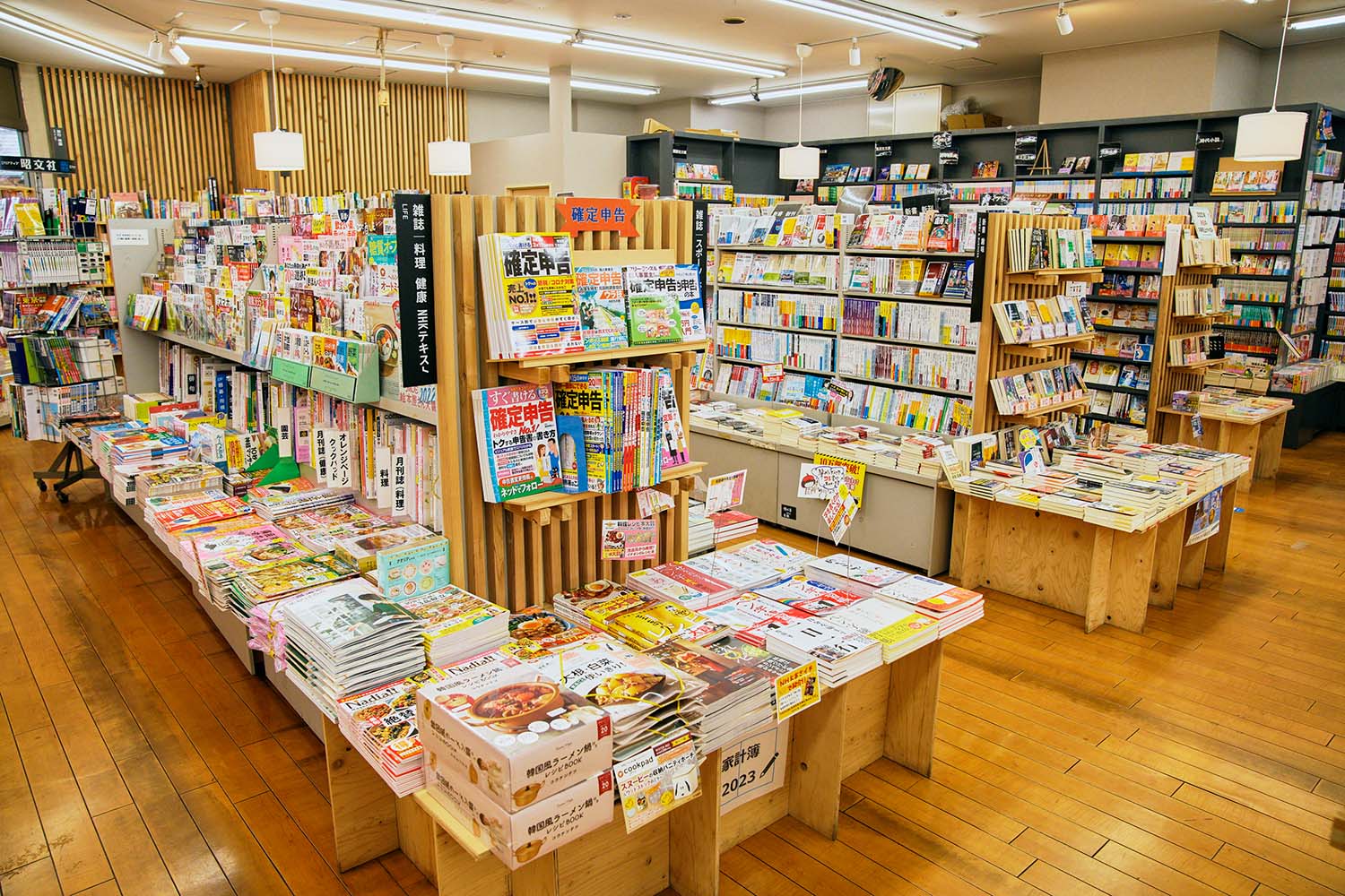 書棚は専務の野崎林太郎さんやスタッフがDIYでつくったもの。