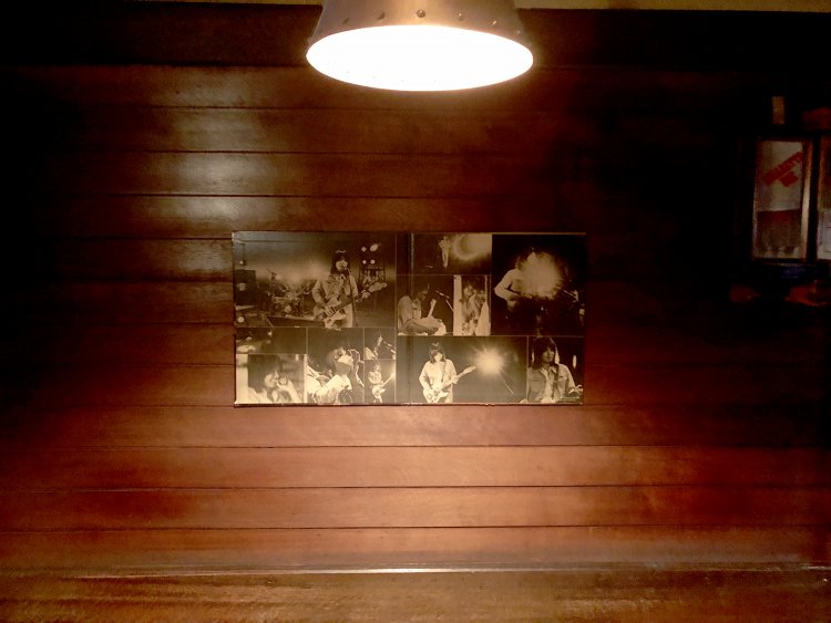 壁には吉田拓郎が。