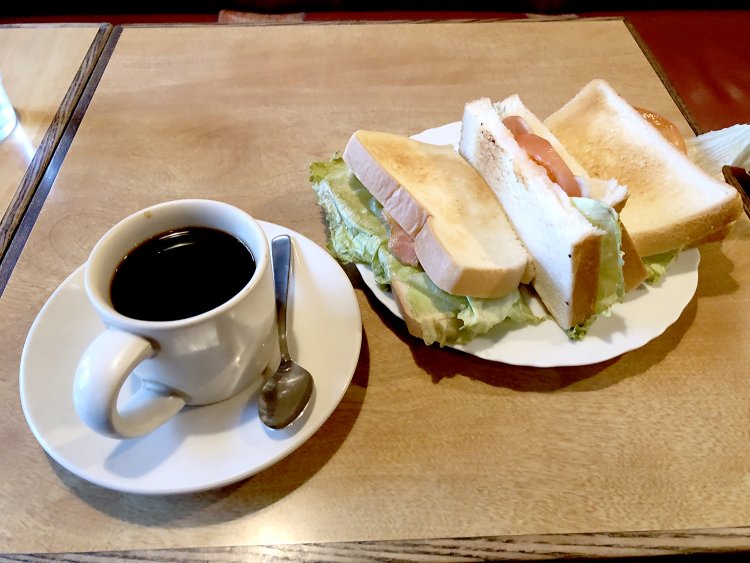ブレンドコーヒー500円とアメリカンサンド650円。