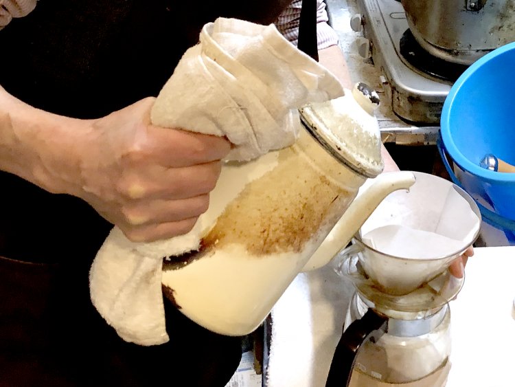 一杯のコーヒーに約10分。ほんの少しずつお湯をたらしていく。