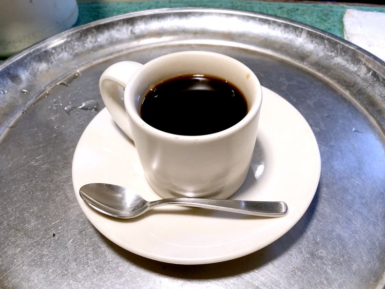 渾身の一杯。カップは創業当時のものだとか。