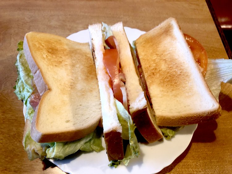 魅惑のBLT。焼き色も絶妙だ。