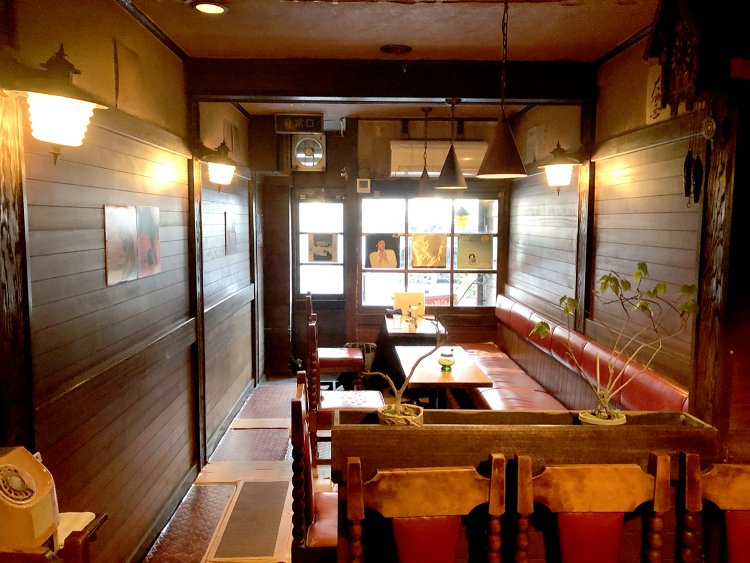 店内の内装や照明もすべて開店当時のまま。懐かしきピンク電話もある。