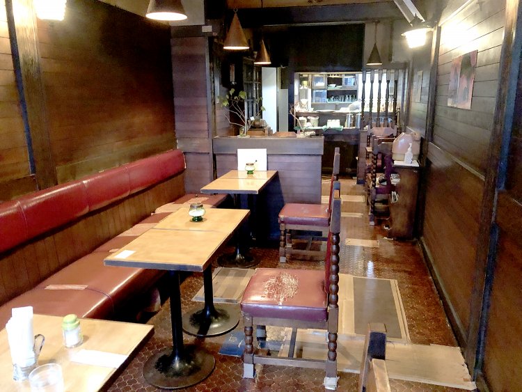 年季の入った椅子やテーブル。古き良き昭和の喫茶店だ。