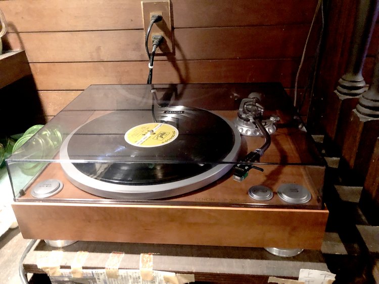 DENONのレコードプレーヤー。音楽好きならとっても羨ましく思うはず。