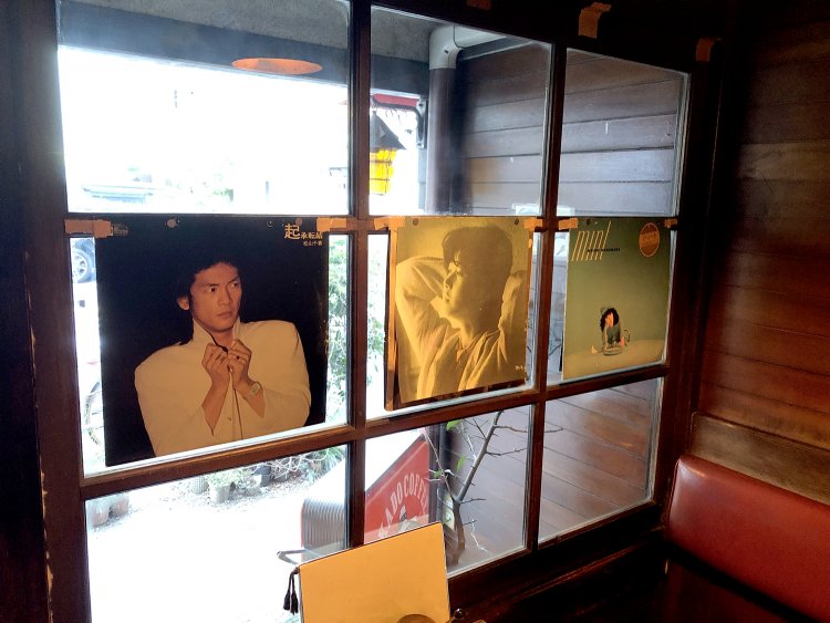 入り口に飾られた松山千春、中島みゆき、中原めいこのアルバムジャケット。