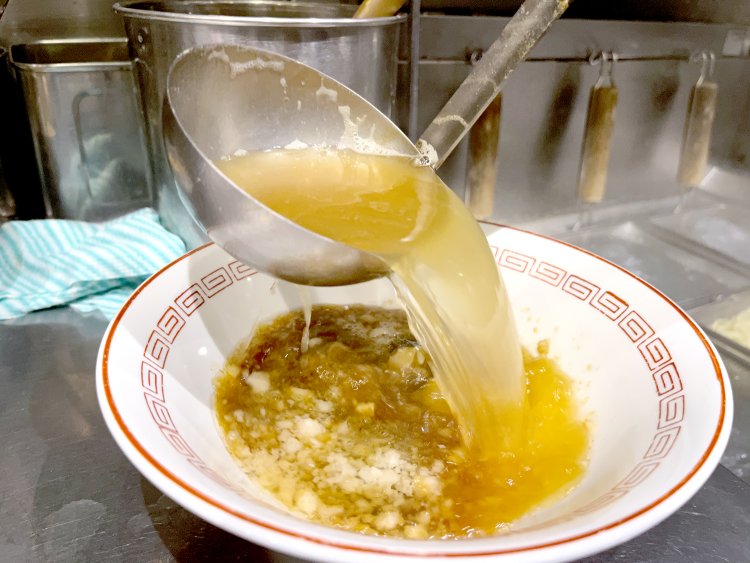 なみなみと注がれるスープの上に背脂がプカプカ。