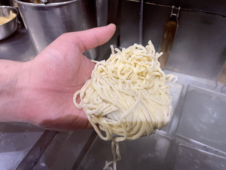 もちもちとしながらも喉越しがよく、小麦の香りも豊かな麺。