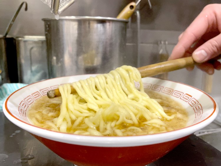 茹で上げあげた麺を整えて入れる。