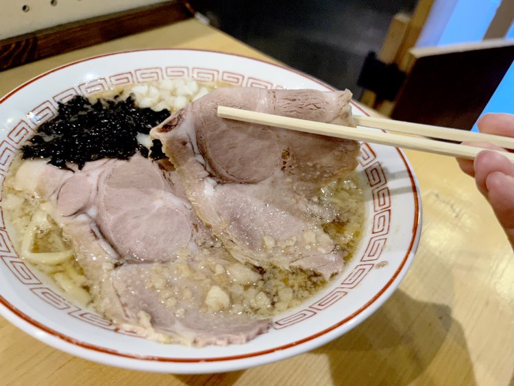 大判の肩ロースチャーシューがちょうどいい。口いっぱいになるけど薄いから食べやすい。