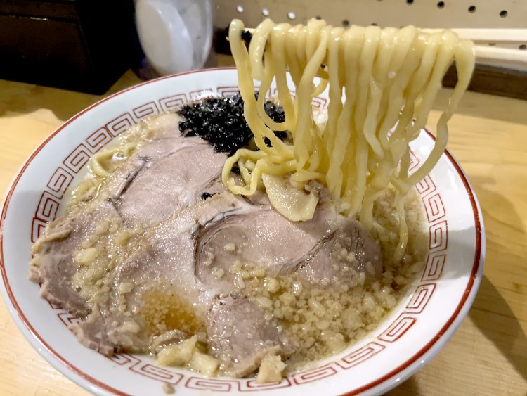 背脂煮干中華そば 醤油850円。豚肩ロースのチャーシューが2枚のる。
