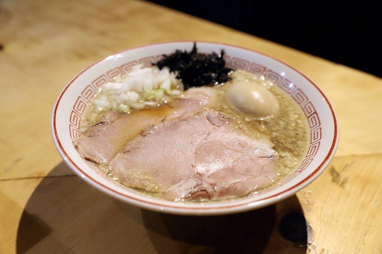 煮干しの味がストレートに伝わる背脂煮干中華そば 塩850円。