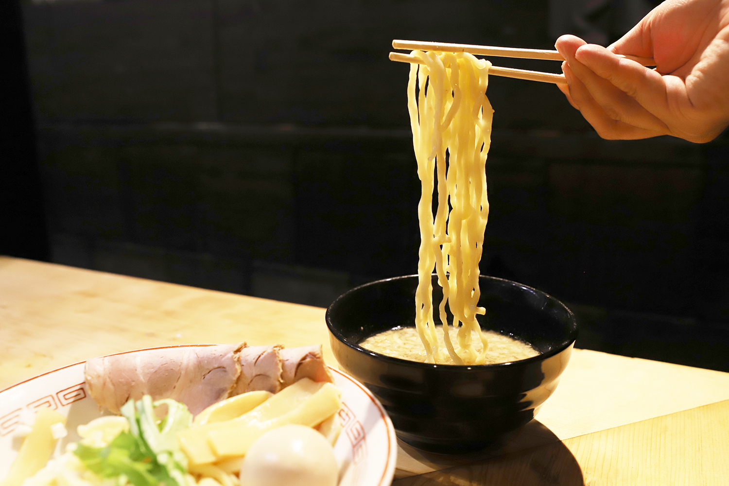 味玉つけ麺1000円もスープと麺、具材の三位一体になった旨味を堪能できる。
