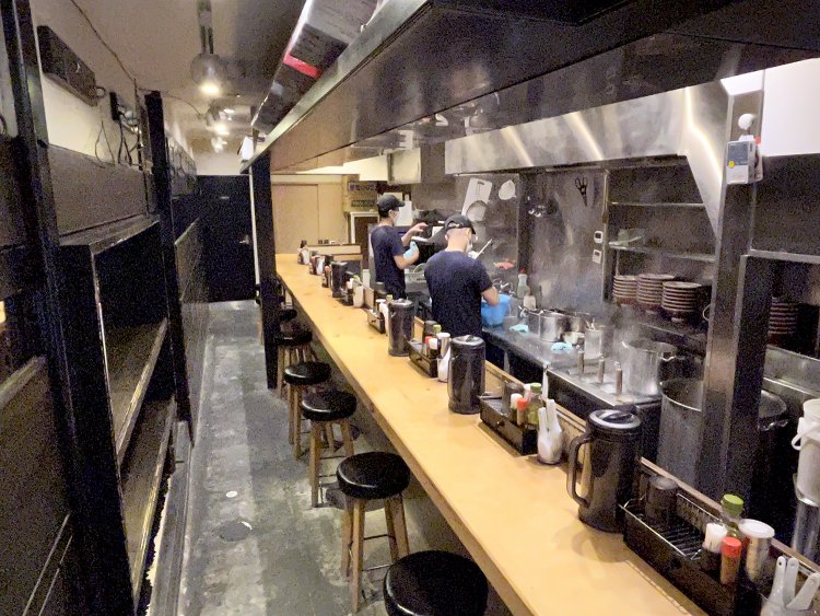 カウンターのみだが、席と席の間はゆったり。