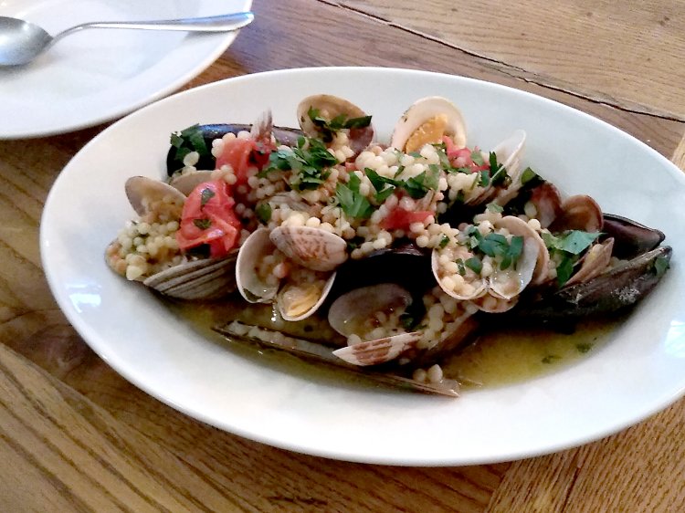 新鮮！　貝類のフレーグラ2640円。各種ランチセットには、8種の野菜のサラダと自家製フォカッチャが付く。