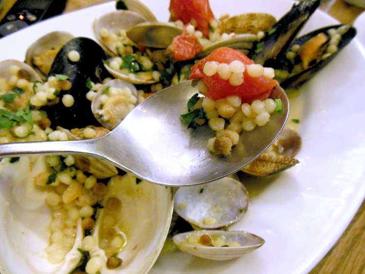 あさりやムール貝、マテ貝など、新鮮な貝類を常時4～5種類使用。見ためはちょっと大きめのクスクスのよう。