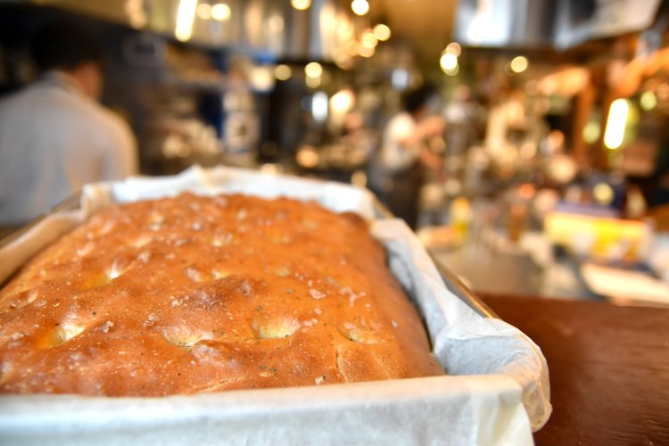 毎日店で焼いているフォカッチャ。ランチセットを注文するとおかわり自由。