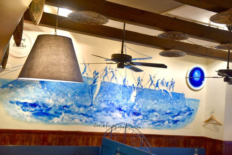 サルデーニャ島で古くから行われているマグロの追い込み漁“マッタンツァ”の様子が壁一面に描かれている。