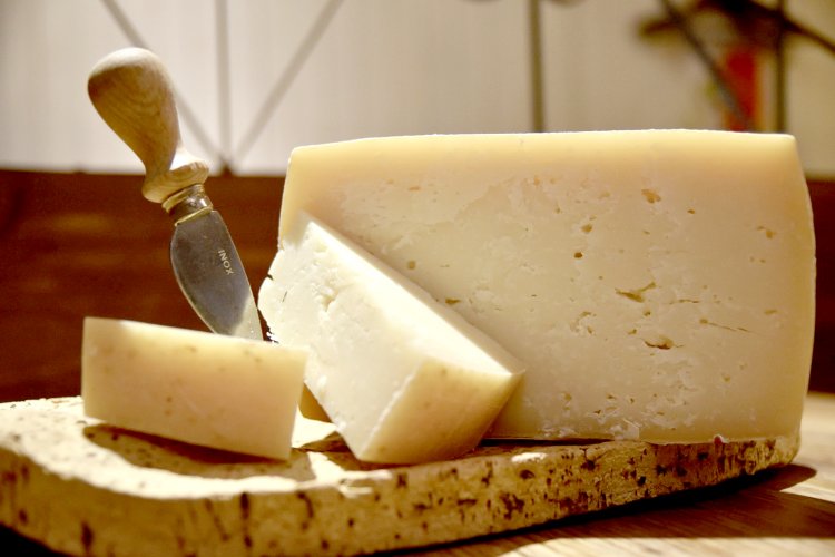 羊乳でつくるチーズは、牧羊と酪農が盛んなサルデーニャ島の特産品。クセがなくて食べやすいものもある。