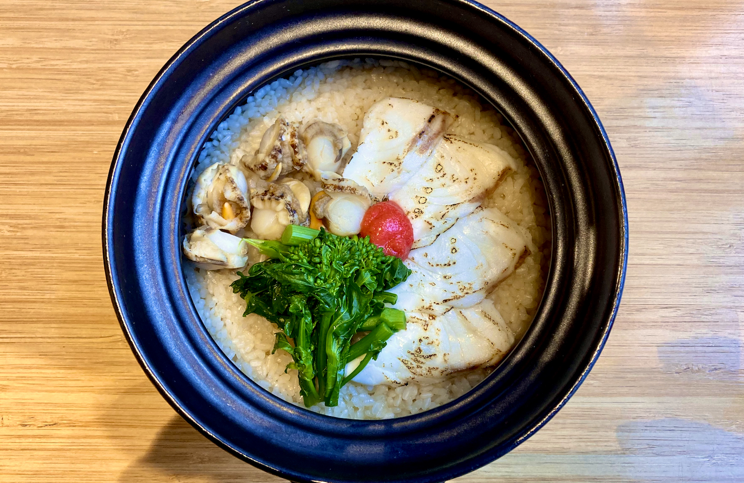 お米の美味しさに感動すること間違いなしの、鯛とホタテ・菜の花の土鍋ご飯。