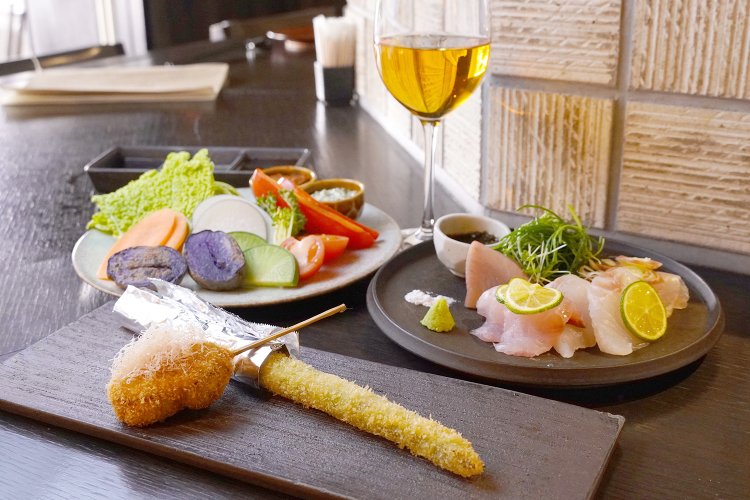 串揚げ1本290円均一。常時約20種の食材を味わえる。