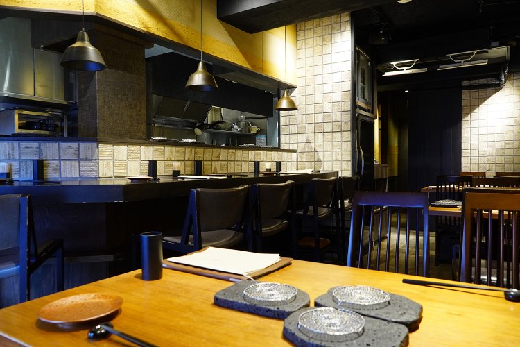 カウンターとテーブル席、奥に座敷の個室もある。