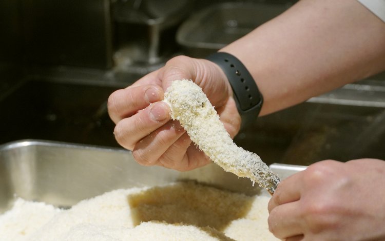 エビの足にも生パン粉を丁寧に付ける。