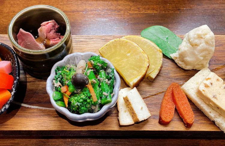 燻製された半生のたらこ（右下）が、ビールに合わないわけがない。