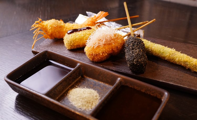 串揚げは左からエビ、よもぎの生麩、下仁田ネギ、和牛。つけダレは左からポン酢、塩、スパイスソース。