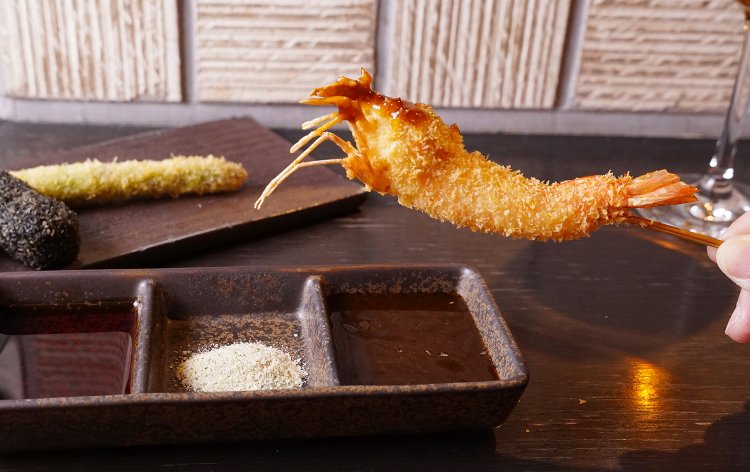 さっくり揚がったエビ。迷った挙げ句、スパイスソースを付けてみた。