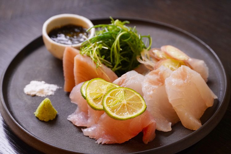 鮮魚の盛合せ2480円。左上から時計回りにメジマグロ、シマアジ、ヒラスズキ、クロムツ。